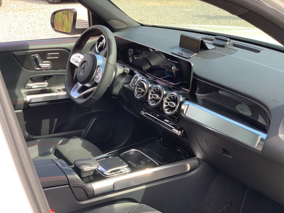 더 뉴 GLB의 인테리어에서 가장 눈길을 끄는 것은 계기판 하단에 위치한 알루미늄 느낌을 주는 세 개의 원형 통풍구다. = 노병우 기자