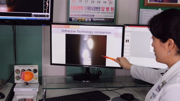 정희진 원장이 최근 유럽백내장굴절수술학회에서 자신이 발표한 연구논문에 대해 설명하고 있다. ⓒ 프라임경제
