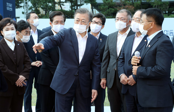 문재인 대통령이 30일 오전 현대차 울산공장을 방문해 주식회사 호룡 대표로부터 농축산용 전기 굴착기에 대해서 설명을 듣고 있는 모습. ⓒ 연합뉴스