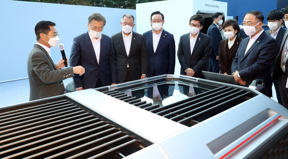 문재인 대통령이 30일 오전 현대차 울산공장을 방문해 수소배터리 관련 설명을 듣고 있는 모습. ⓒ 연합뉴스