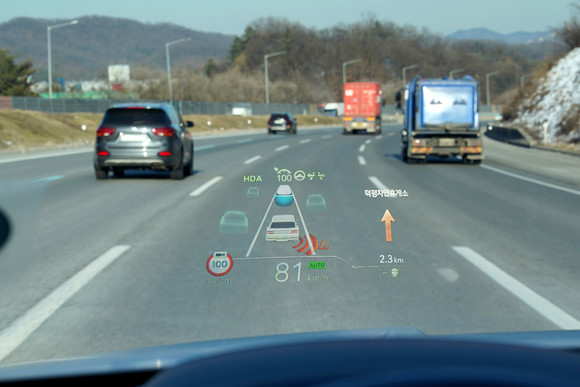 현대모비스가 올해 초 첫 양산 적용한 12인치 윈드실드 HUD. ⓒ 현대모비스