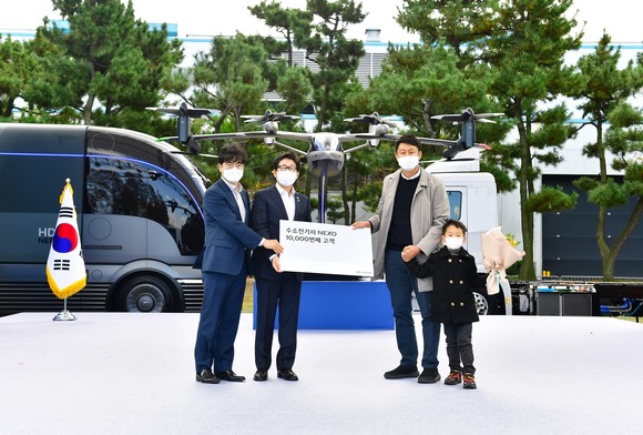 왼쪽부터 공영운 현대차 사장, 조명래 환경부 장관, 넥쏘 1만번째 고객 임현석 씨와 아들이 기념촬영을 하고 있는 모습. ⓒ 현대자동차