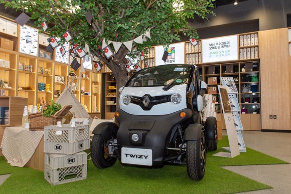 부산유라시아플랫폼의 동백상회에 전시된 초소형 전기차 르노 트위지. ⓒ 르노삼성자동차