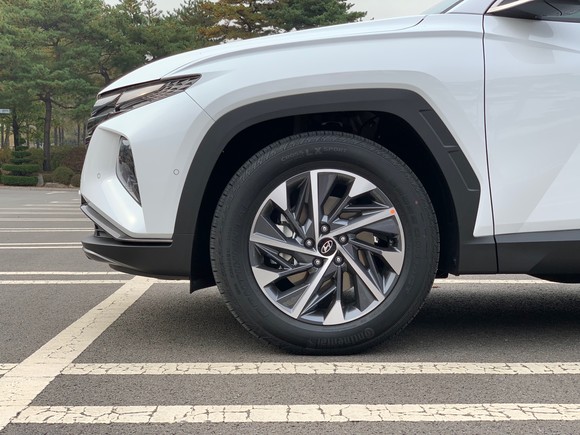 신형 투싼은 펜더의 풍부한 볼륨, 각진 휠 아치의 조화를 통해 입체적이고 감각적인 차체를 완성했다. = 노병우 기자