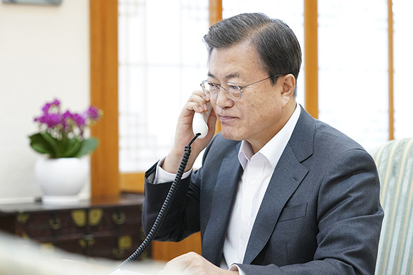 바이든 당선인과의 통화가 일본보다 30분 늦게 이뤄진 것에 대해 청와대 고위 관계자는 "통화시간 9시는 우리 입장을 반영한 것"이라며 "쉽게 말해 우리측에서 9시에 통화를 하자고 한 것으로 우리측에서 시간을 먼저 정하고 난 뒤 미일 정상 통화가 이뤄졌다"고 설명했다. ⓒ 청와대