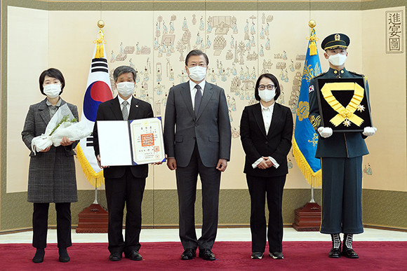 오는 13일 전태일 열사 50주기 추도식을 맞아 문 대통령은 전태일 열사에게 노동계 인사로는 최초로 국민훈장 무궁화장을 추서했다. ⓒ 청와대