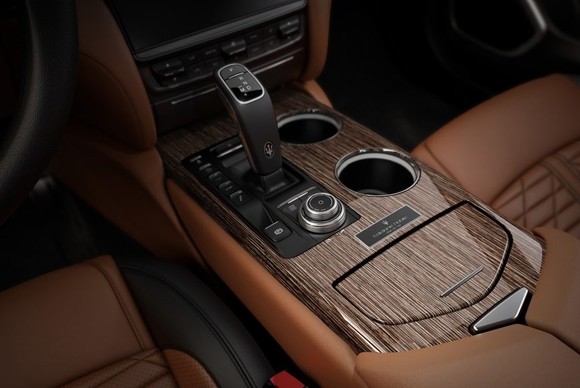 콰트로포르테 노빌레 에디션의 센터콘솔. ⓒ 마세라티