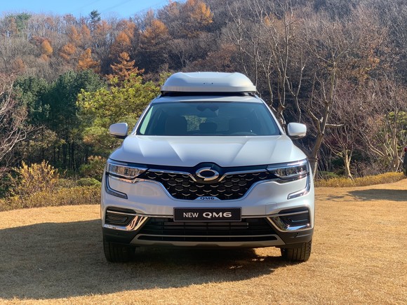 QM6 디자인의 핵심인 크롬 라디에이터 그릴은 감각적이면서도 세련된 메시(Mesh) 패턴으로 변경했다. = 노병우 기자