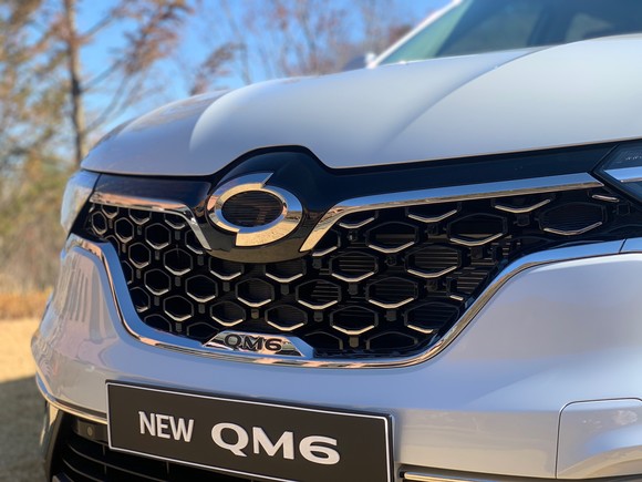 퀀텀 윙과 메시 패턴은 라디에이터 그릴 하단에 새겨 넣은 NEW QM6 로고를 더욱 빛나게 한다. = 노병우 기자