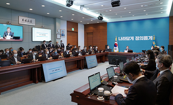 문 대통령은 '제57회 국무회의'에서 산재 사망사고와 사회적 거리두기 격상과 관련해 언급했다. ⓒ 청와대