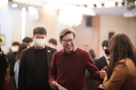 박형준 동아대교수가 부산시민들과 인사를 나누고 있다. ⓒ 박형준 캠프