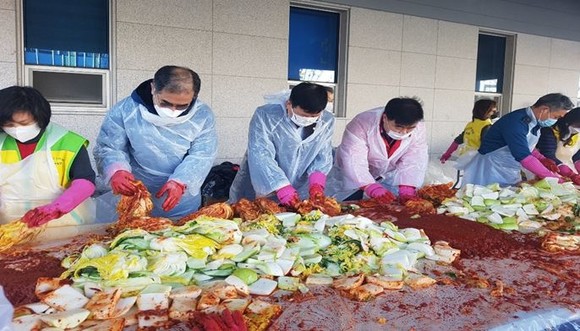 부산정관에너지 장재수 대표이사(사진 왼쪽 두번째)는 25일 정관신도시 아파트 부녀연합회 '관내 불우이웃돕기 김장담그기 나눔행사'에 참여, 김장봉사활동을 벌였다. ⓒ 프라임경제