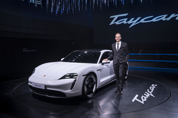 타이칸 4S와 포르쉐코리아 대표 홀가 게어만. ⓒ 포르쉐코리아