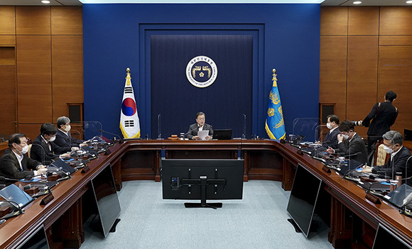문 대통령은 제59회 국무회의에서 "우리 경제에 힘이 되고, 코로나로 힘겨운 국민들에게 위로와 희망을 드리는 2021년 예산이 되길 기대한다"고 밝혔다. ⓒ 청와대