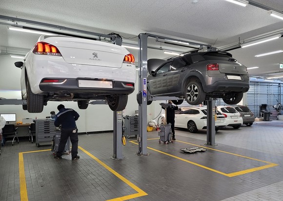 푸조·시트로엥 대전 서비스센터는 총 7대의 워크베이와 함께 본사 CS 교육을 이수한 전문 서비스 인력들이 대거 배치됐다. ⓒ 한불모터스