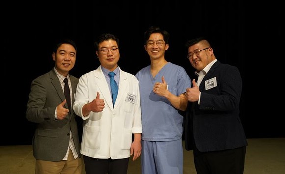 '수상한 진료실'에 소환된 정일권 병원장, 강진헌 원장(가운데). ⓒ 최작기획