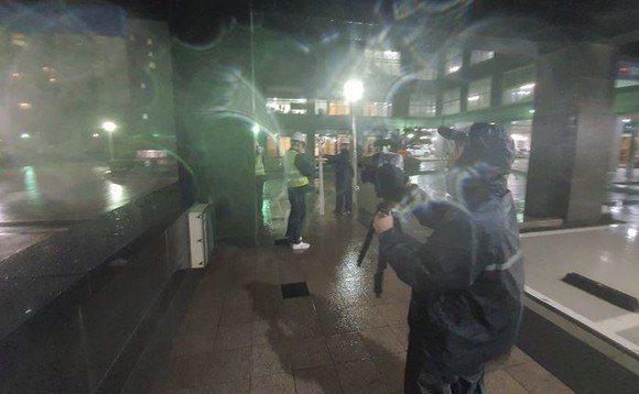 빌딩풍 연구 용역 팀과 함께 지난 9월, 태풍 '마이삭'의 풍속을 측정하는 촬영팀. ⓒ SK브로드밴드 부산방송