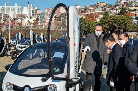 도미닉 시뇨라 르노삼성 사장(왼쪽)이 홍정기 환경부 차관(왼쪽 두 번 째)에게 초소형 전기차 트위지에 대해 설명하고 있다. ⓒ 르노삼성자동차