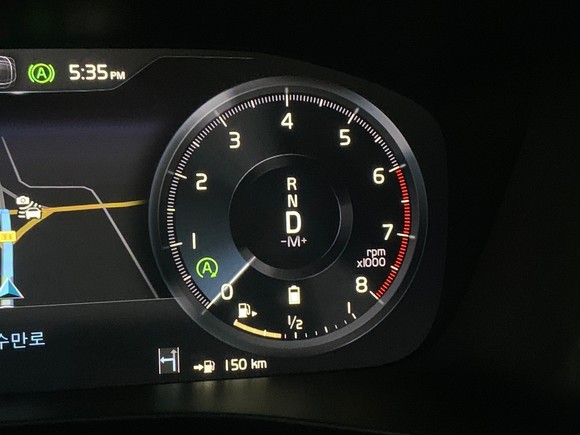 주행 중 가속페달에서 발을 떼면 회생시스템이 작동돼 전력을 보충하는데, 이는 클러스터를 통해 그 과정을 확인할 수 있다. = 노병우 기자