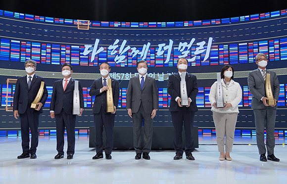 올해 정부 포상을 받는 무역유공자는 산업훈․포장 65명, 대통령표창 78명 등 모두 599명이며, 수출의 탑을 받은 수출기업은 총 1505개사다. ⓒ 청와대