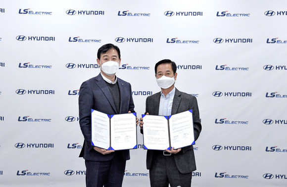 김세훈 현대차 연료전지사업부장(사진 오른쪽), 오재석 LS일렉트릭 글로벌사업본부장이 MOU 체결 직후 기념촬영을 하고 있는 모습. ⓒ 현대자동차