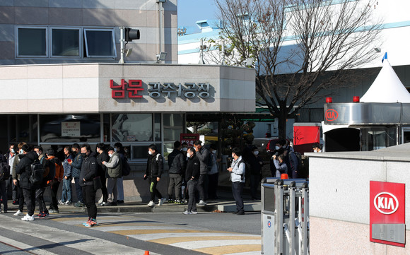 지난달 기아차 광주공장 1공장에서 7시에 출근한 1조 근무자들이 4시간 근무를 마치고 오전 11시가 조금 넘어서 퇴근하고 있는 모습. ⓒ 연합뉴스