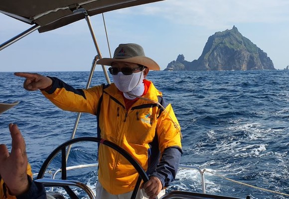 전호환 전 부산대 총장이 지난 8,15광복절에 '가덕신공항 건설'을 기원하는 독도왕복 항해 길에 나섰다. ⓒ 전호환 전 총장 sns 캡쳐