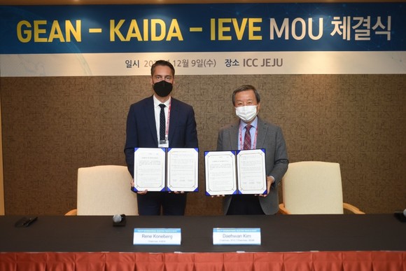 왼쪽부터 르네 코네베아그 KAIDA 회장, 김대환 IEVE 이사장‧GEAN 회장. ⓒ 한국수입자동차협회