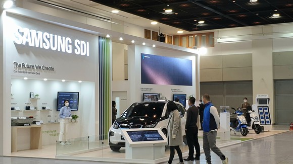 관람객들이 제7회 국제전기차엑스포 전시장을 둘러보고 있다. ⓒ 국제전기자동차엑스포 조직위원회