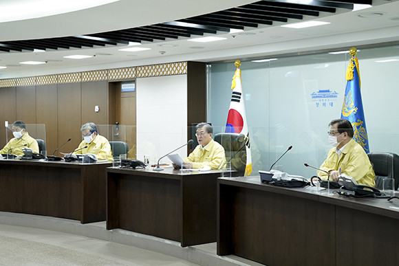 문재인 대통령은 9일 코로나19 확잔자가 686명으로 2월 말 이후 최다를 기록한 것에 대해 우려를 표하고, 국가위기센터를 방문해 상황을 점검했다. ⓒ 연합뉴스