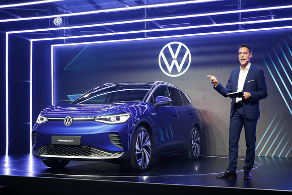 르네 코네베아그 그룹사장이 한국에 선공개한 전기차 신모델 폭스바겐 ID.4 모델을 소개하고 있다. ⓒ 아우디폭스바겐코리아