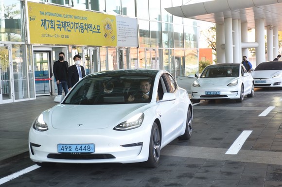 올해 엑스포의 가장 큰 특징으로는 가장 안전하게 엑스포를 즐길 수 있도록 도입된 드라이브-스루(DT) 방식이다. ⓒ 국제전기자동차엑스포