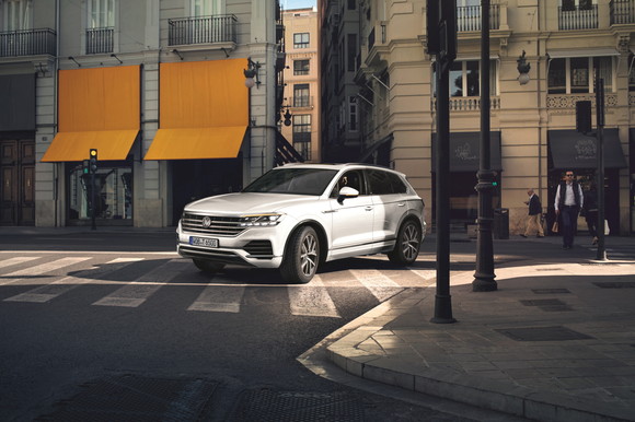 폭스바겐만의 고유한 디자인 랭귀지가 반영된 신형 투아렉은 SUV의 리더로서 다방면에서 새로운 기준을 제시한다. ⓒ 폭스바겐 코리아