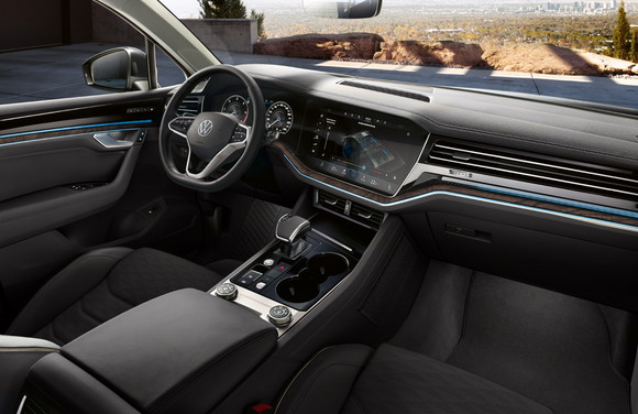 신형 투아렉의 인테리어는 군더더기 없는 깔끔한 디자인과 넓은 공간 구성, 모빌리티의 미래를 보여주는 이노비전 콕핏 디스플레이 모두가 운전자에게 최적화돼 최상의 편안함을 선사한다. ⓒ 폭스바겐 코리아