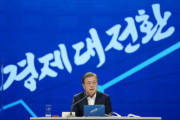 '확대국민경제자문회의'에서 정부는 코로나로 인해 어려운 경제여건을 극복하고, 새로운 성장동력 확보를 위해 '2010 경제정책방향'을 발표했고, '빠르고 강한 경제 회복 방안'과 '선도형 경제로의 대전환 방안'이라는 두 가지 주제를 중심으로 토론이 진행됐다. ⓒ 청와대