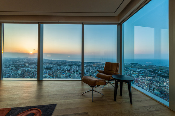 제주 드림타워 복합리조트에서 바라 본 바다를 낀 도시 전경. ⓒ 롯데관광개발