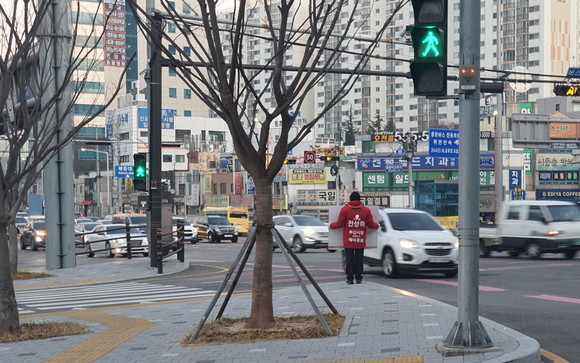 전성하 후보가 부산 수영구 수비오거리에서 출근길 아침인사를 하고 있다. ⓒ 프라임경제