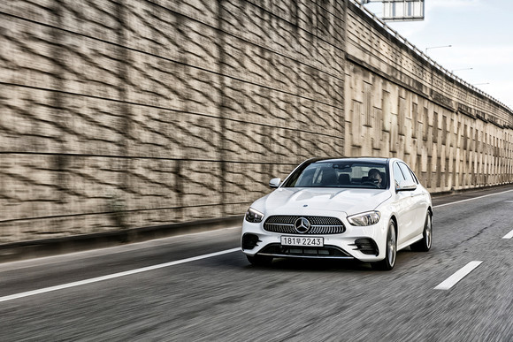 더 뉴 E-클래스는 2016년 출시된 10세대 E-클래스의 부분변경 모델이다. ⓒ 메르세데스-벤츠 코리아