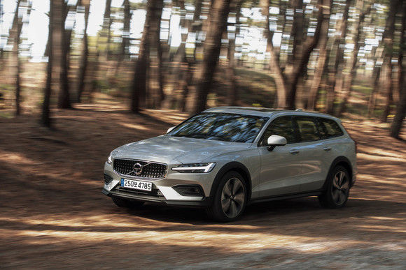 볼보자동차코리아는 지속가능한 미래를 위해 전 모델에 새로운 친환경 파워트레인을 도입했다. 그 중심에는 48V 마일드 하이브리드 기술이 적용된 새로운 표준 파워트레인 'B 엔진'이 있다. ⓒ 볼보자동차코리아