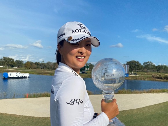 고진영이 CME그룹 투어 챔피언십에서 우승컵을 들어올리고 있는 모습. ⓒ 세마스포츠