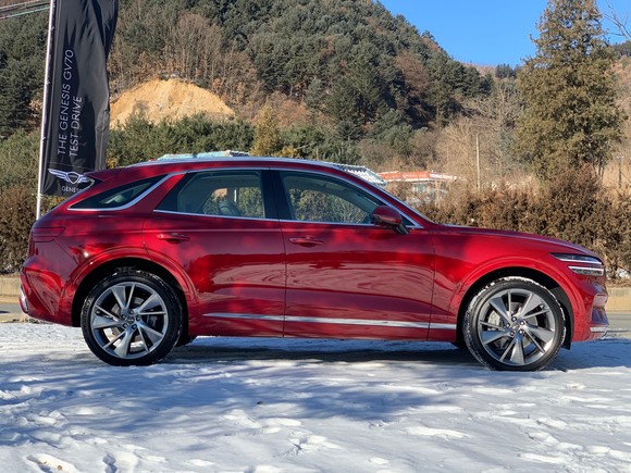 GV70 측면부는 쿠페와 같이 날렵하게 떨어지는 루프라인과 아래로 흐르는 C 필러의 크롬라인은 스포티한 분위기를 자아낸다. = 노병우 기자