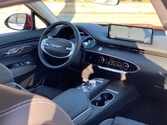 여백의 미와 스포티함을 표현한 인테리어. = 노병우 기자