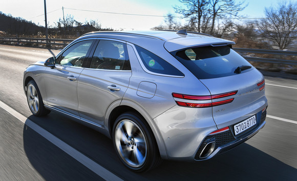 GV70는 후륜구동 기반의 럭셔리 중형 SUV에 걸맞은 다이내믹한 동력성능을 갖췄고, 각종 주행 관련 기술로 오프로드에서도 안정적인 주행환경을 제공한다. ⓒ 제네시스 브랜드