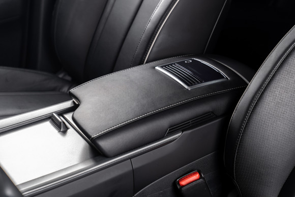 운전석과 보조석 사이에 위치한 암레스트의 윗면 커버에 공기청정기를 장착하는 현대모비스의 암레스트 공기청정기. ⓒ 현대모비스