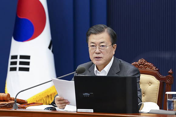 문 대통령은 2021년 새해 첫 국무회의에서 코로나 방역과 3차 재난지원금, 민생경제 등에 대해 언급했다. ⓒ 청와대