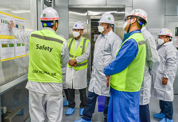 카허 카젬 한국GM 사장이 창원 사업장 내 도장공장 신축 현장을 방문해 관계자들과 함께 현장 안전 및 투자 진척 상황을 점검하고 있는 모습. ⓒ 한국GM