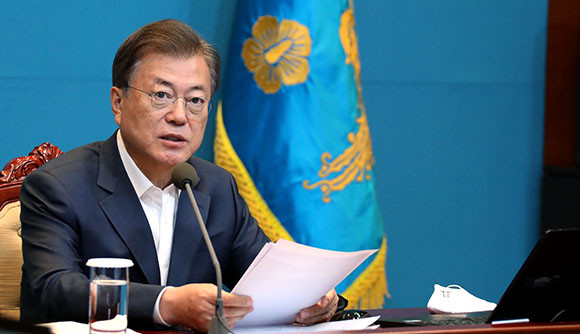 문재인 대통령은 테드로스 WHO 사무총장의 코로나19 협력 요청 서한에 대해 글로벌 보건 거버넌스 논의에 주도적으로 참여하겠다는 답신을 8일 보낼 예정이다. ⓒ 청와대