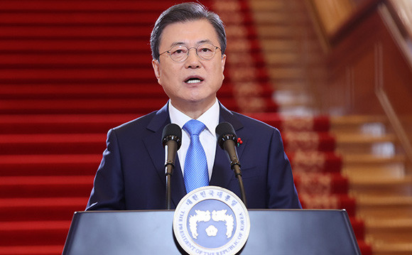 문 대통령은 지난해 코로나 위기 속에서도 우리 경제가 성장한 것에 대해 언급하며, 올해 경제 회복에 주력할 것이라고 했다. ⓒ 연합뉴스