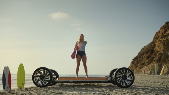 외팔 서퍼 베서니 해밀턴이 얼티엄 플랫폼 위에 서서 'Everybody In' 캠페인을 설명하고 있다. ⓒ 한국GM