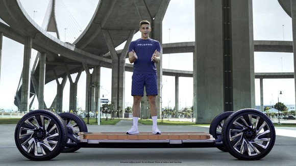 피트니스 강사 코디 릭스비가 얼티엄 플랫폼 위에 서서 'Everybody In' 캠페인을 설명하고 있다. ⓒ 한국GM